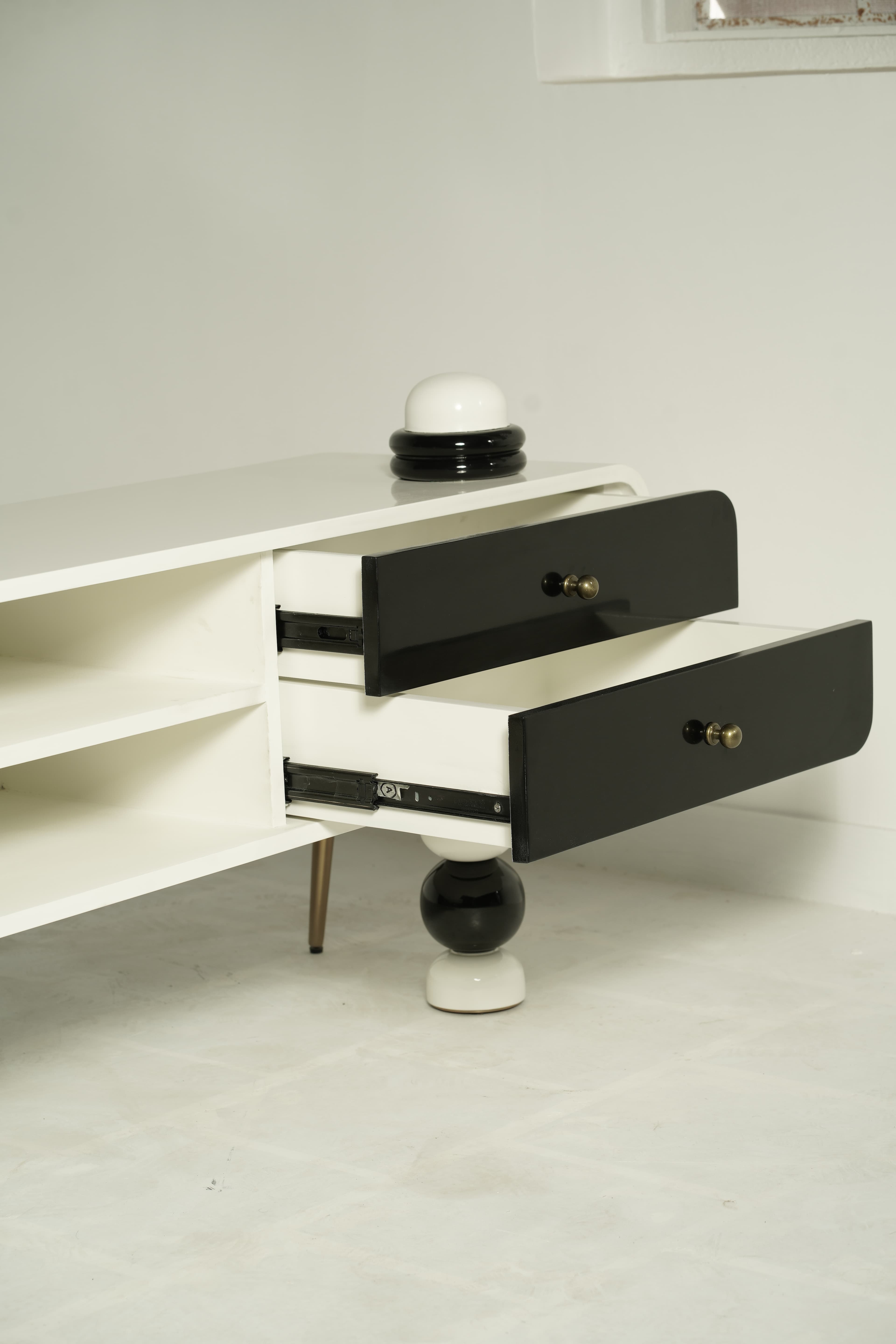 Noir & Cream — A Contemporary Collection (palette-led, premium) detail 7